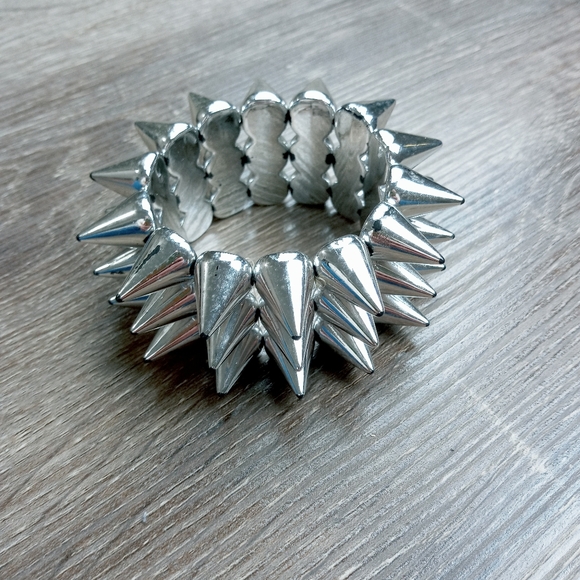 ♥️ BUNDLE ONLY Hot Topic Solid Silver Spike Studded Stretchy Bracelet - Picture 3 of 3
